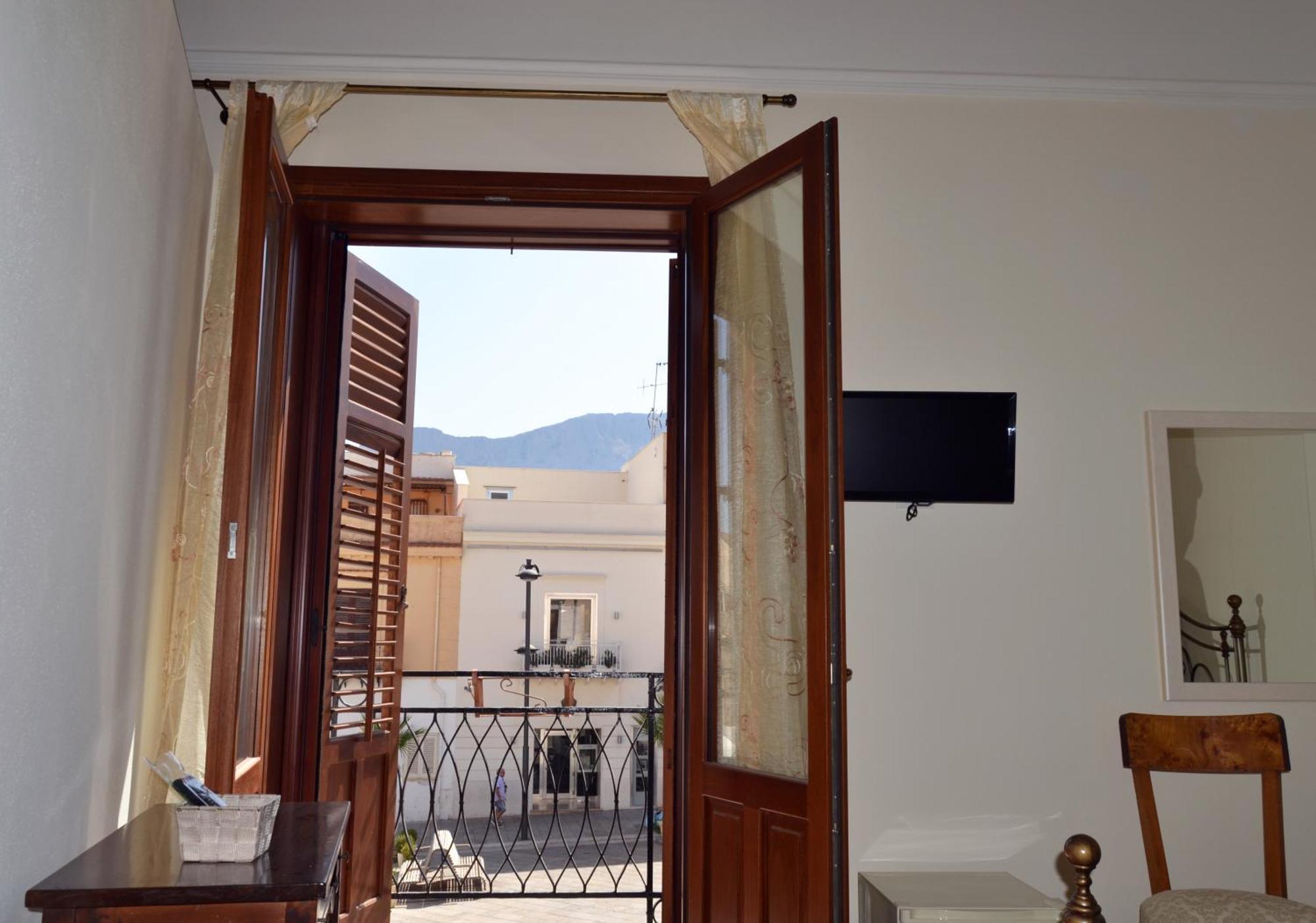 Palazzo Graziano Hotel แตร์ราซีนี ภายนอก รูปภาพ